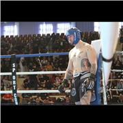 Je suis un combattant de MMA ainsi que compétiteurs en kickboxing et K1.Mais cour s'adresse à toute personne qui voudrait s'initier ou perfectionner sa boxe. Sa peut aussi permettre a certaines de retrouver une meilleure conditions physiques par le biais